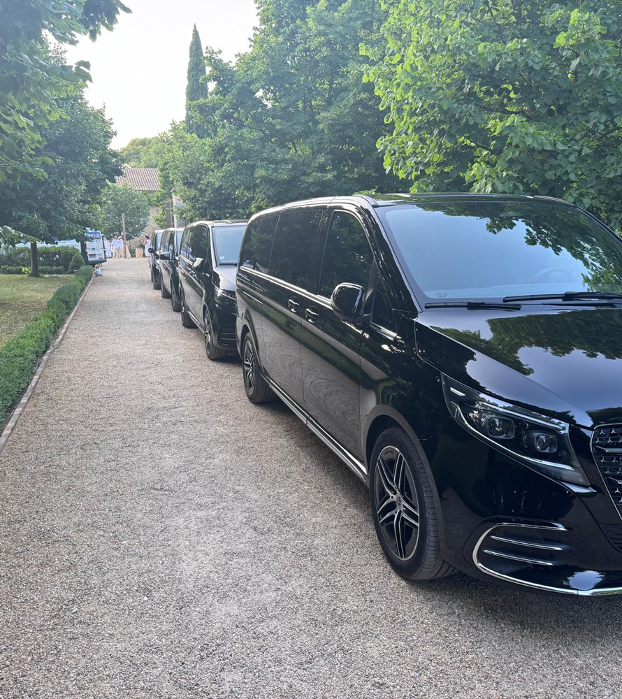Vans Mercedes avec chauffeur pour le transport de groupe lors d’un événement à Aix-en-Provence