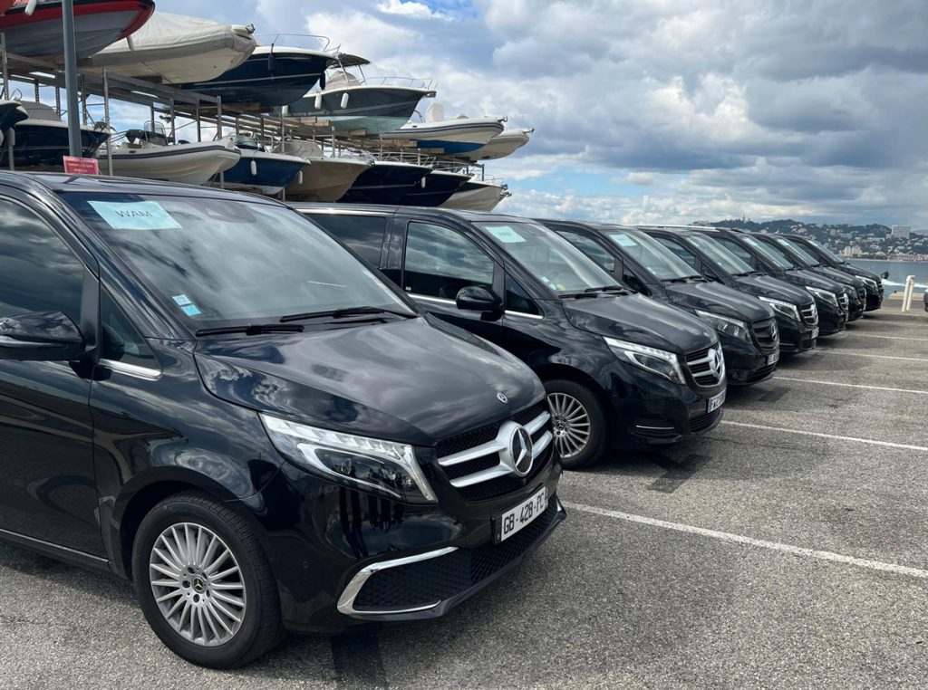 Vans Mercedes V-Class alignés pour transfert croisière à Marseille
