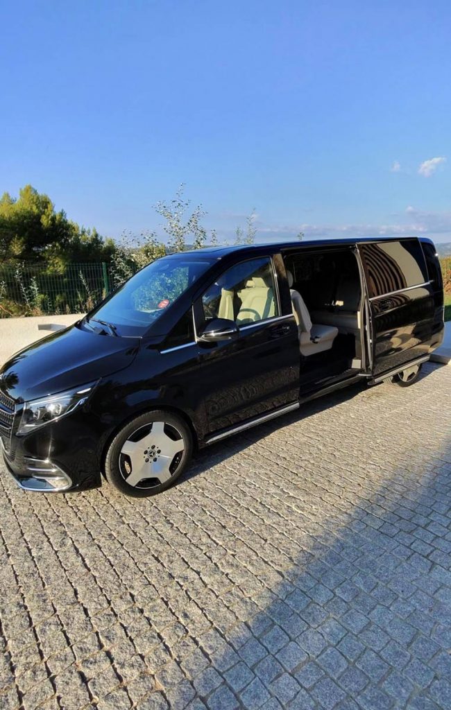 Van Mercedes Classe V noir avec porte latérale ouverte pour service VTC luxe à Aix-en-Provence.