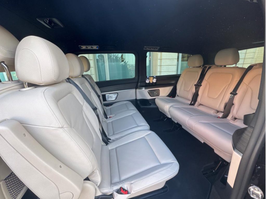 Intérieur spacieux en cuir d’un van Mercedes VTC haut de gamme