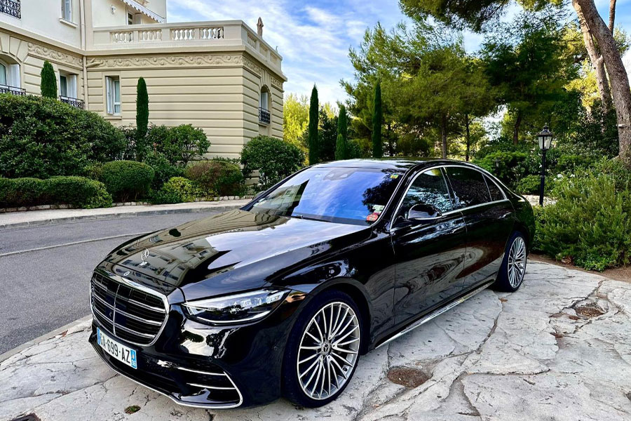 Mercedes Classe S avec chauffeur privé devant une villa à Aix-en-Provence