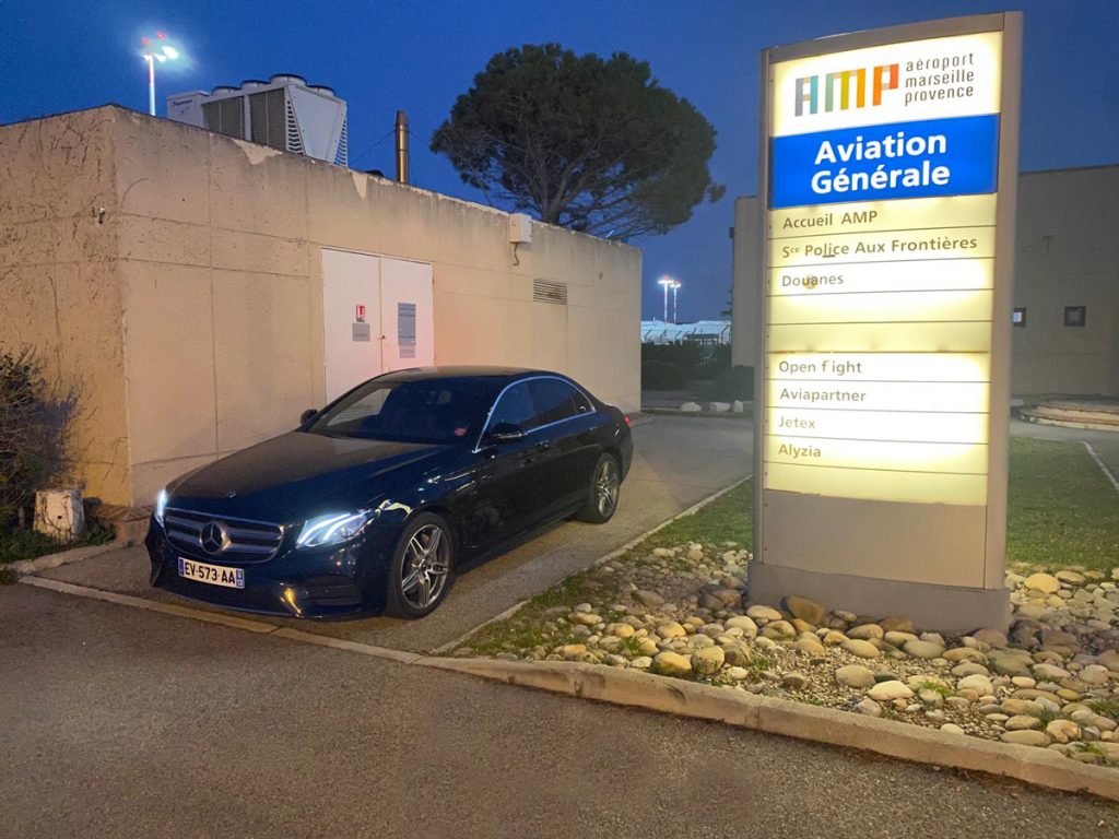 Berline de luxe avec chauffeur devant le terminal AMP Aviation Générale à l’aéroport de Marseille