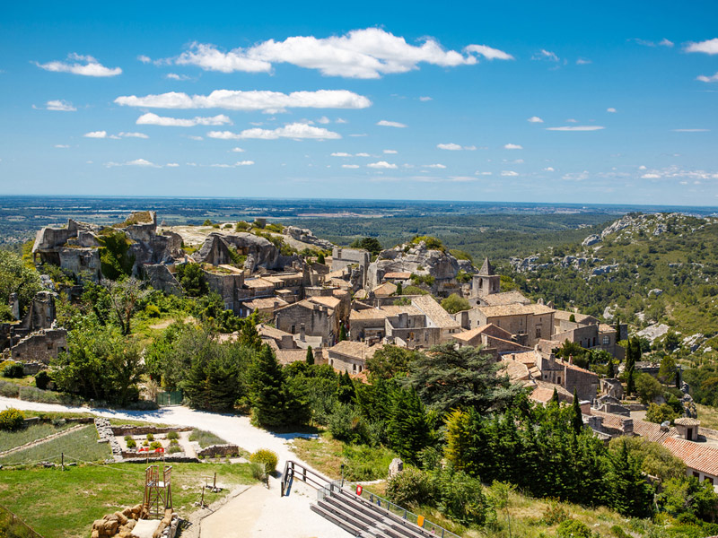 Vue panoramique sur Les Baux-de-Provence depuis la route