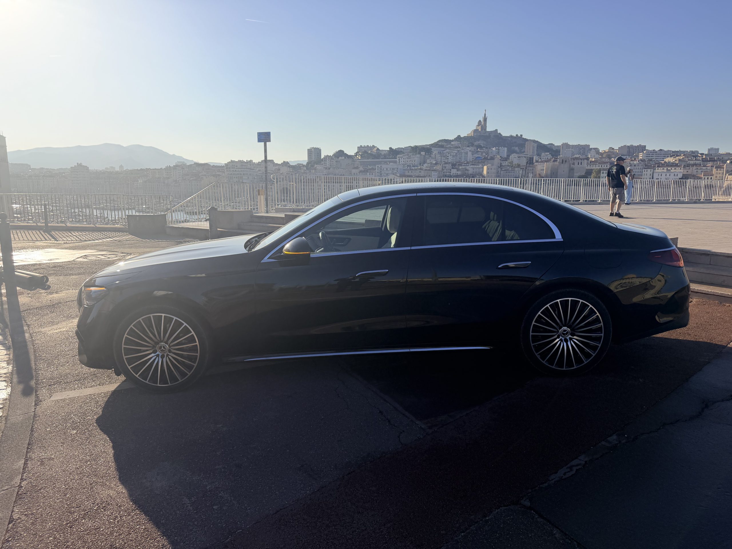 Berlina Mercedes con chófer privado en Marsella frente a Notre-Dame de la Garde
