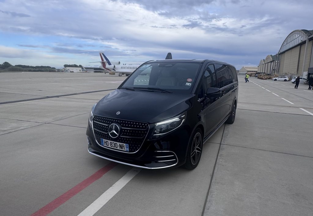 Chófer privado y Mercedes Clase V para un traslado al aeropuerto en la Provenza