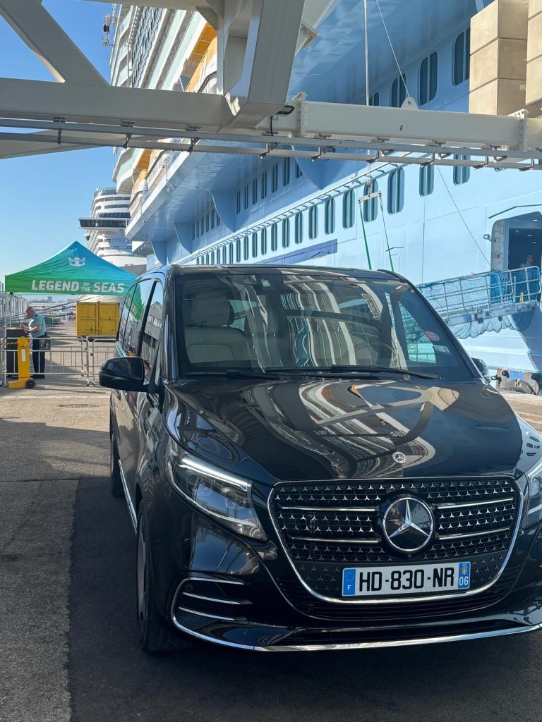 Mercedes Clase V con chófer junto a un crucero en Marsella