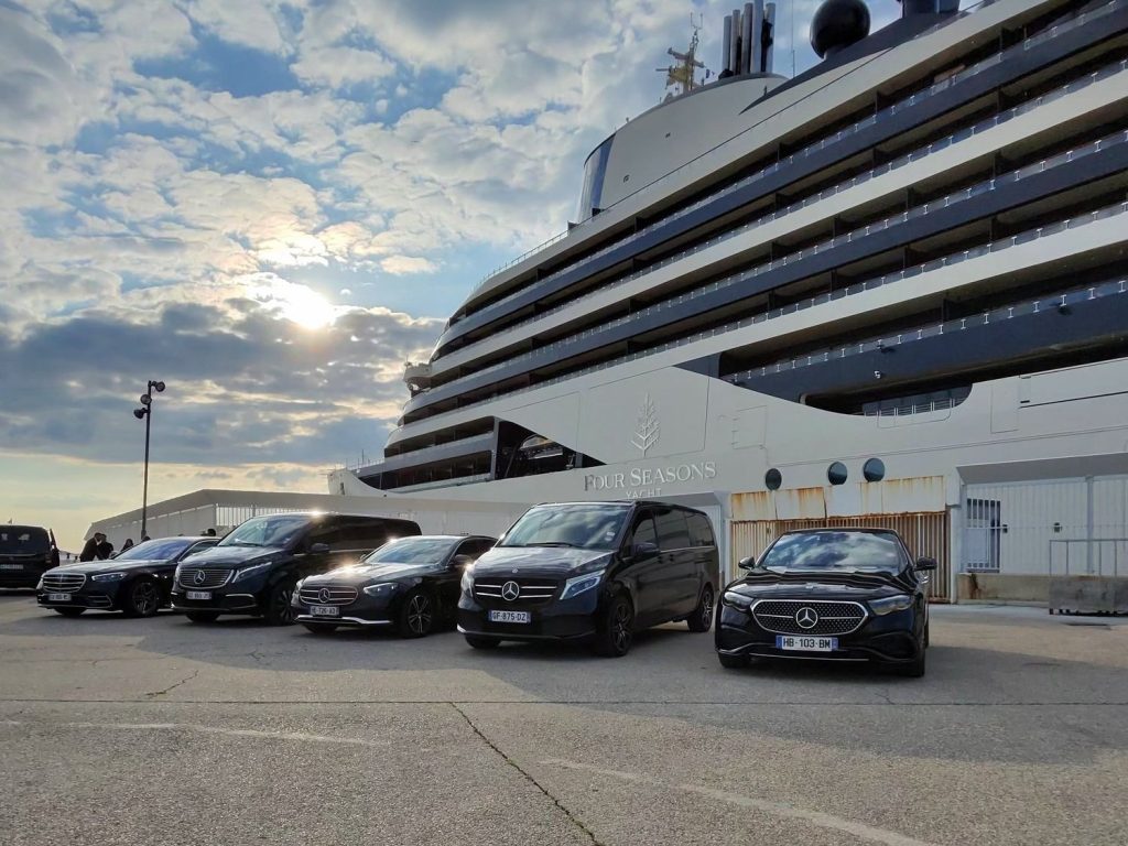 Chóferes con Mercedes junto a un crucero en el puerto de Marsella