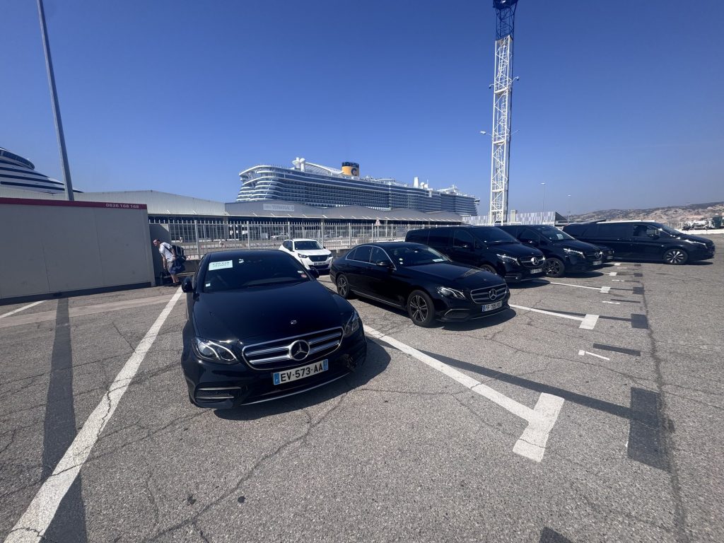 Mercedes Clase E y Clase V con chófer ante la Terminal B del puerto de cruceros de Marsella