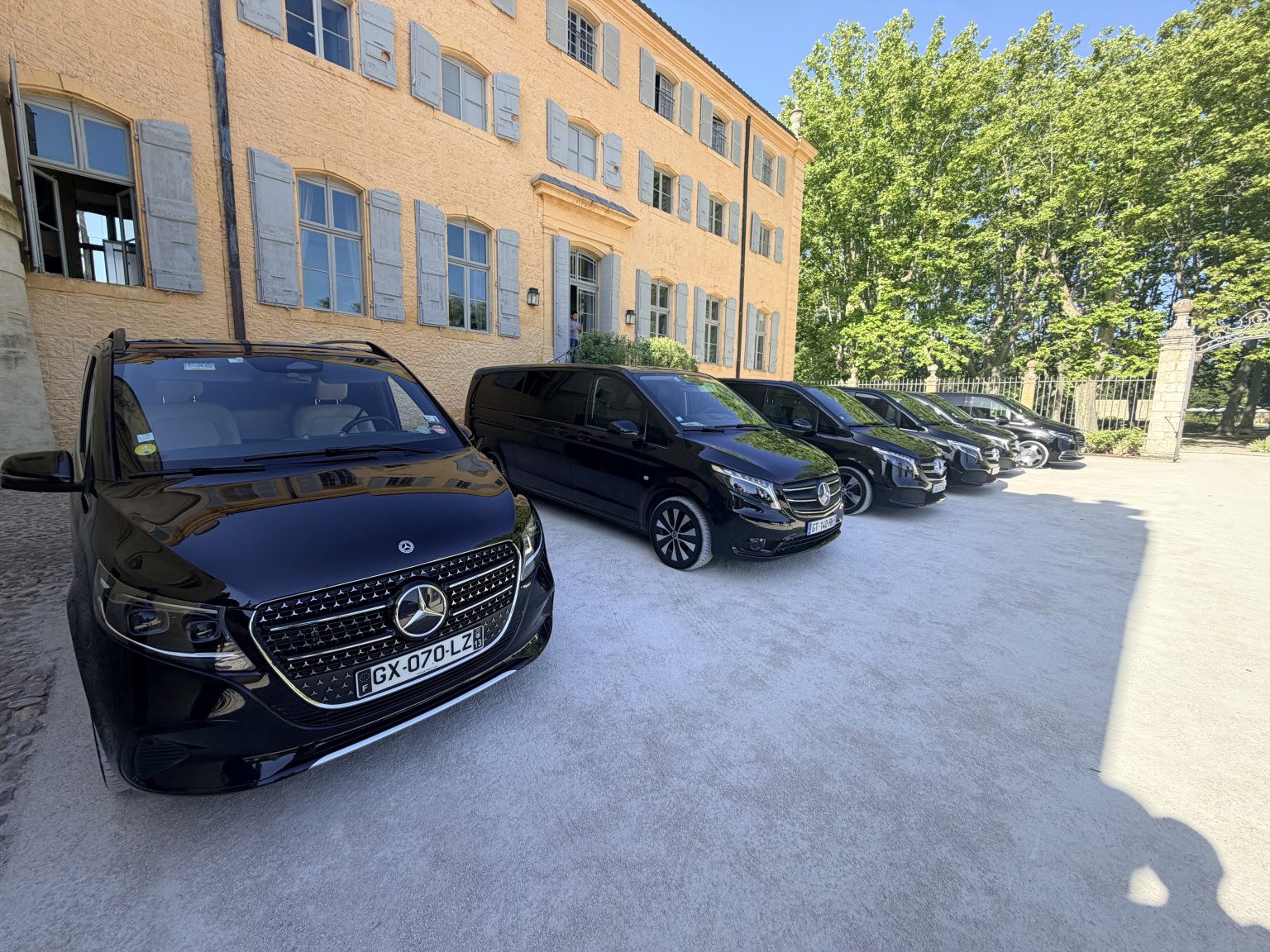 Flotte de vans Mercedes Classe V noirs Black Pearl Limousine devant une bastide en Provence