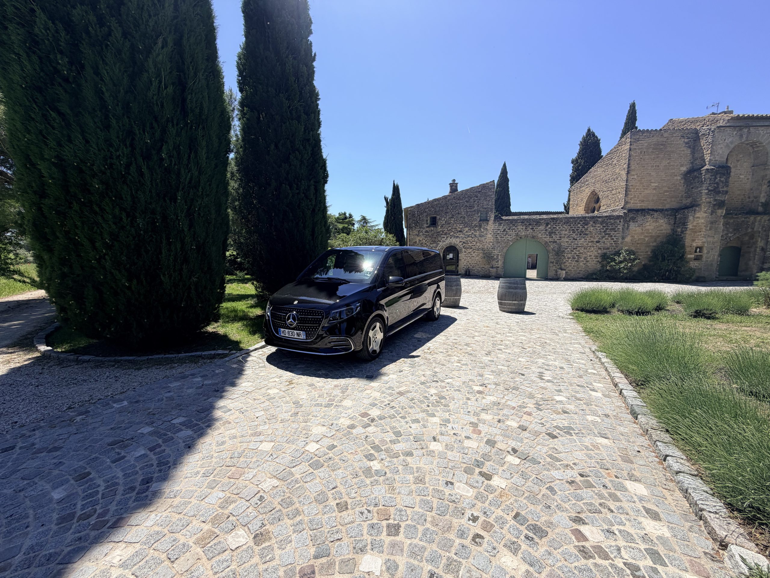 Van Mercedes con chófer ante un castillo en la Provenza
