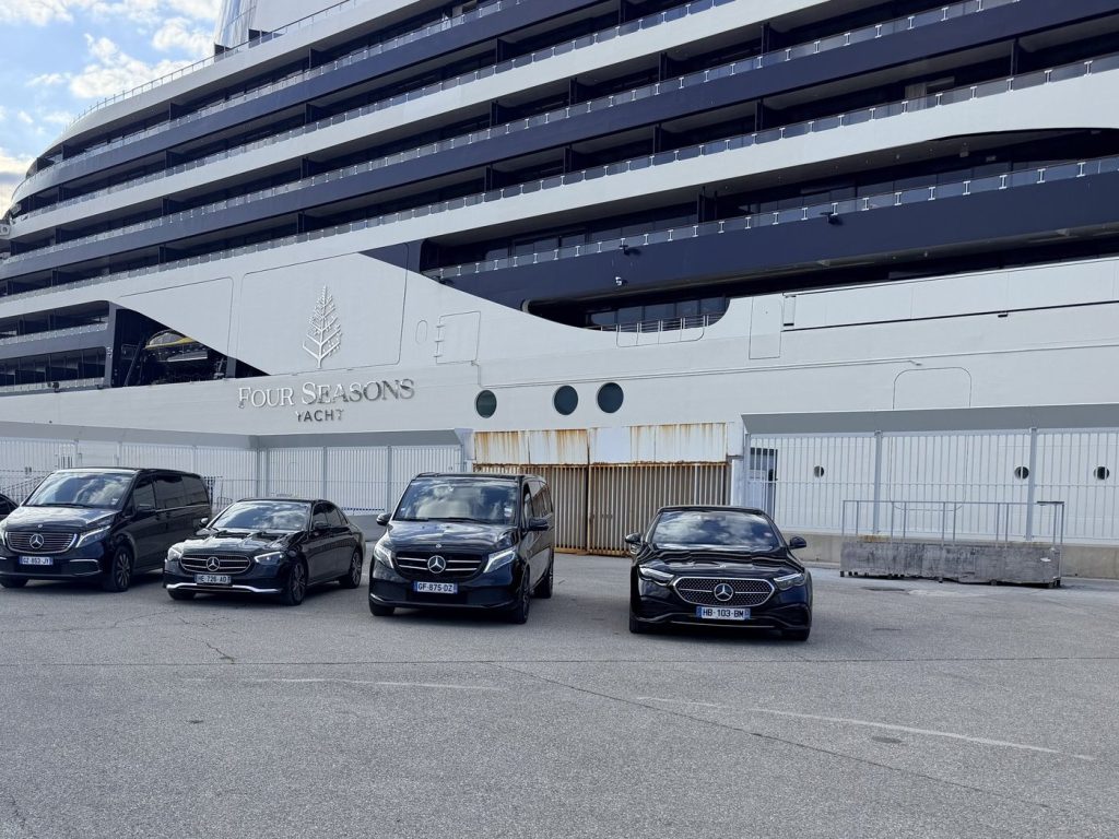 Mercedes con chófer junto a un crucero en la terminal de Marsella