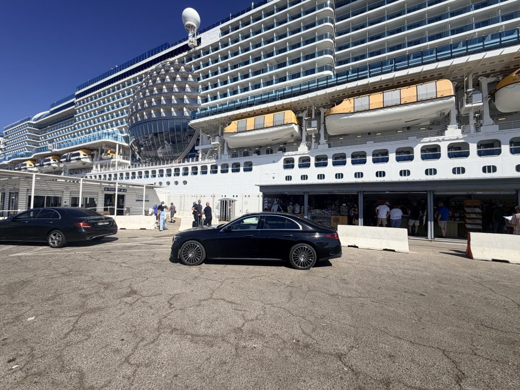 Mercedes Clase E con chófer en la terminal de cruceros de Marsella para un traslado al aeropuerto
