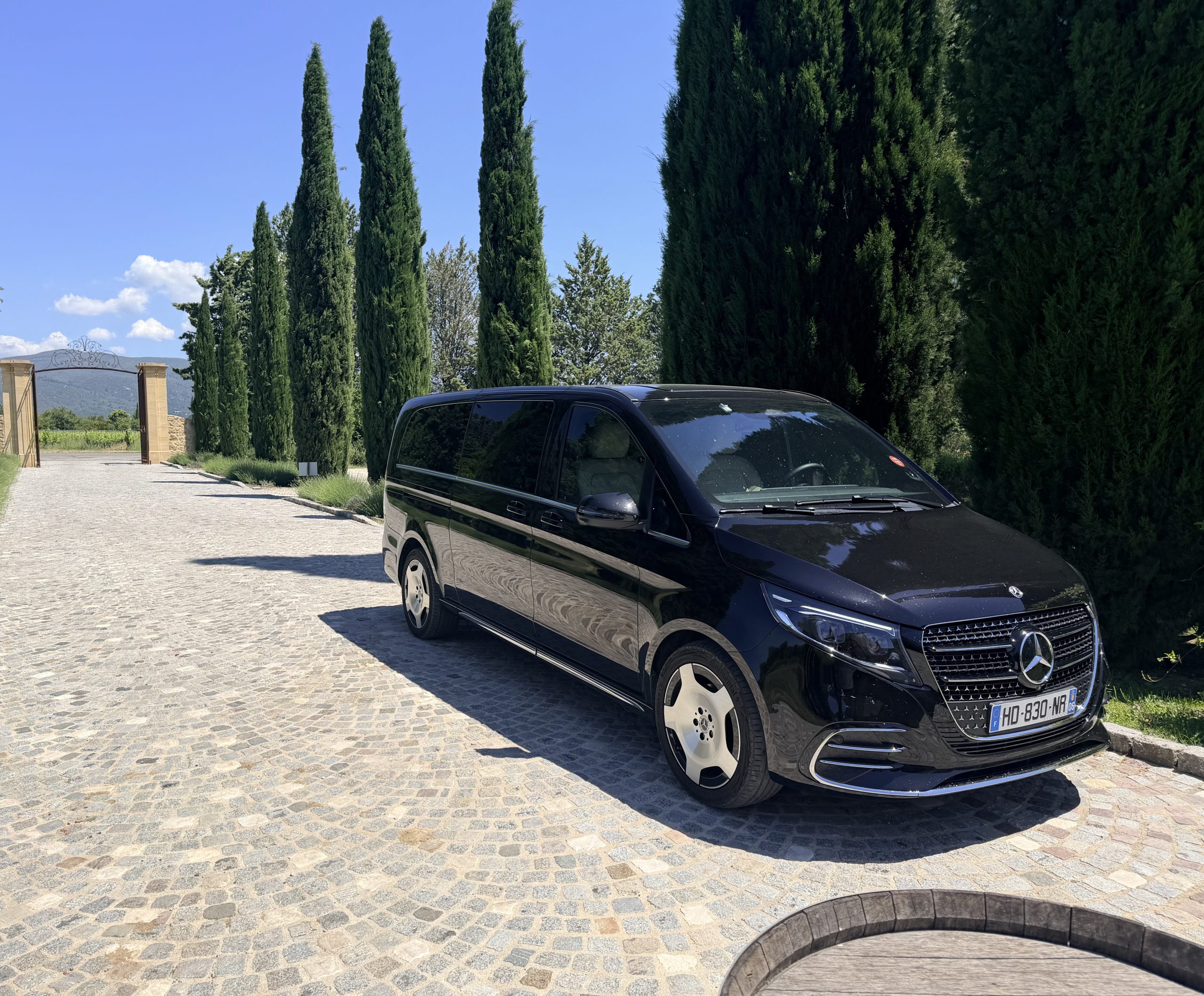 Van Mercedes Clase V con chófer en una finca de Provenza