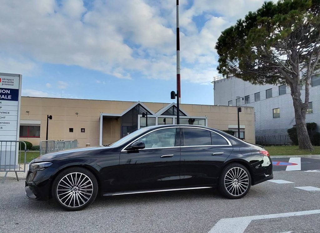 Mercedes Clase E con chófer ante una terminal de aviación de negocios