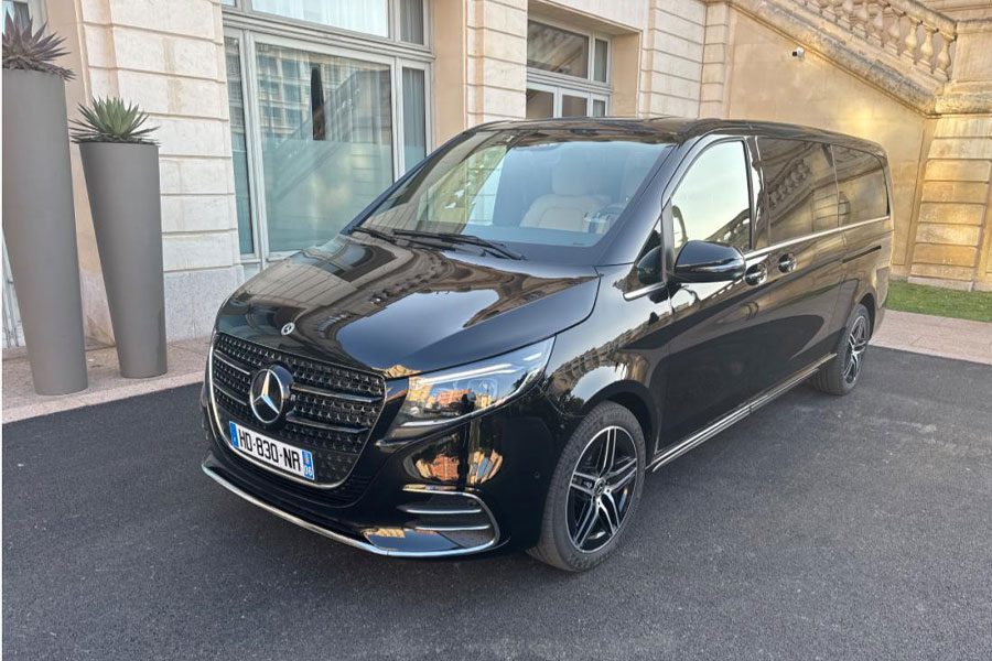 Van Mercedes V-Class disponible avec chauffeur personnel à Aix-en-Provence