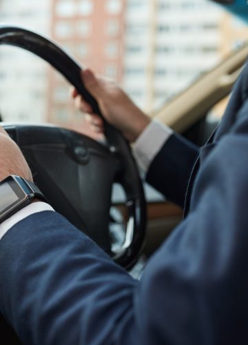 Chauffeur privé professionnel au volant