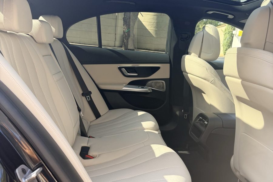 Interior de cuero beige de una berlina Mercedes Clase E Interior de cuero beige de una berlina Mercedes Clase E