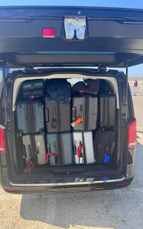 Grand coffre de van VTC Mercedes rempli de bagages